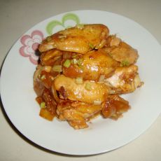 洋葱焖鸡翅的做法 洋葱焖鸡翅的做法