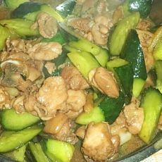 青瓜炒鸡肉的做法