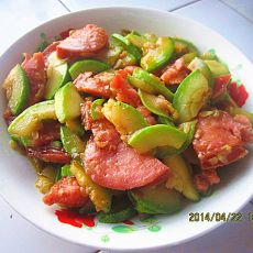 小白瓜炒蒜蓉肠的做法