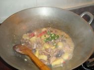 土豆烧鸭肉的做法