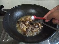 冬菇焖鸡肉的做法