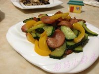 彩椒黄瓜炒香肠的做法