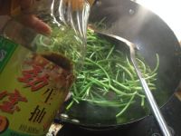 藜蒿炒香肠的做法
