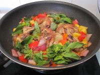 九层塔菠萝甜辣鸡腿肉的做法