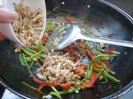双椒炒鸡丝的做法
