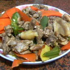 红萝卜青椒焖鸭肉的做法 红萝卜青椒焖鸭肉的做法