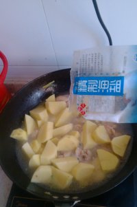 土豆炖鸡翅根的做法