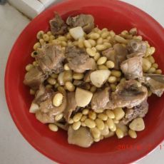 鸭腿烧黄豆的做法