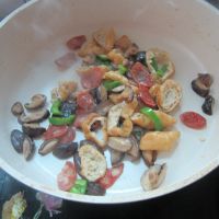 青椒香肠油豆腐的做法