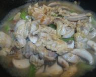 草菇西芹炒鸡肉的做法
