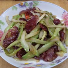 香肠炒西芹的做法