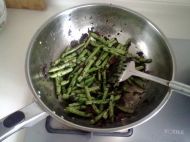 榄菜香肠炒豆角的做法