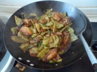 小鸡炖梅豆的做法