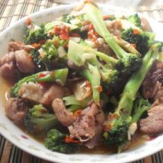 西兰花炒鸡肉的做法