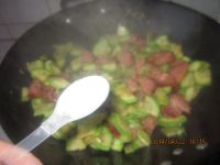 小白瓜炒蒜蓉肠的做法