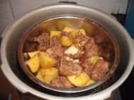 土豆蒸鸭肉的做法