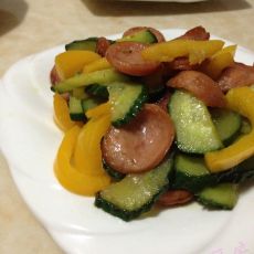 彩椒黄瓜炒香肠的做法 彩椒黄瓜炒香肠的做法