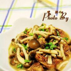 鸡腿肉炒蟹味菇的做法