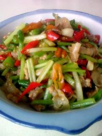 芹菜炒五花肉的做法