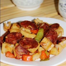 香肠炒藕丁的做法 香肠炒藕丁的做法