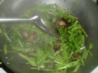 山芹炒腊肉的做法