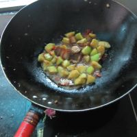 丝瓜丁炒腊肉的做法