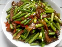 红椒蒜薹炒腊肉的做法