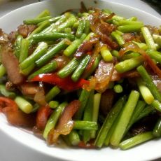红椒蒜薹炒腊肉的做法 红椒蒜薹炒腊肉的做法