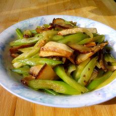 西芹香干炒腊肉的做法 西芹香干炒腊肉的做法