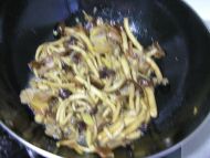 腊肉干烧茶树菇的做法