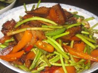 蓠蒿炒腊肉的做法