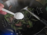 西芹木耳炒香肠的做法