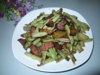 腊肉炒土豆芸豆的做法