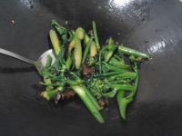 腊肉炒芥兰的做法