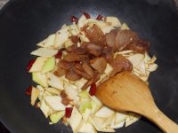 腊肉炒茭白的做法
