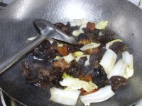 木耳白菜心炒腊肉的做法