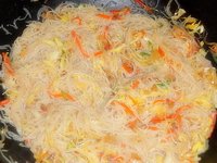 腊肉炒米粉的做法