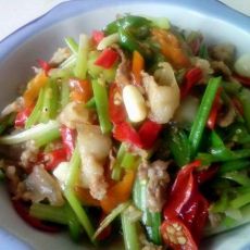 芹菜炒五花肉的做法 芹菜炒五花肉的做法