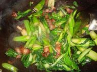腊肉炒迟菜心的做法