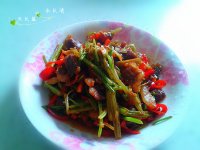 红椒芹菜炒腊肉的做法