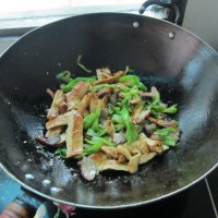 腊肉辣椒炒豆腐干的做法