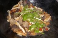 腊肉煮爆豆腐的做法