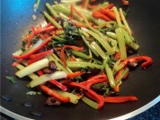 腊肉炒双蔬的做法