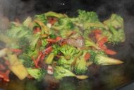 红萝卜西兰花炒腊肉的做法