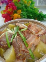 青萝卜炖腊肉的做法