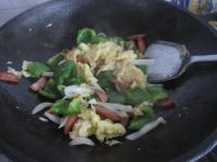 鸡蛋大辣椒炒香肠的做法