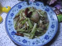 腊肉金针菜炒芹菜的做法
