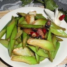腊肉炒西芹的做法