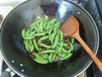腊肉炒甜豆的做法