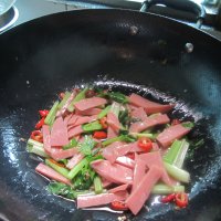 香芹炒火腿的做法